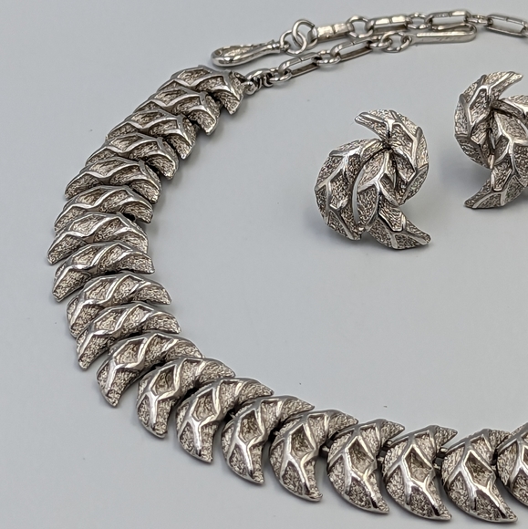 Vintage Coro Silver Tone Set Clip Earrings & Choker Wavy Links Necklace Brushed - Picture 3 of 12